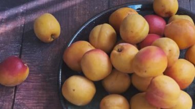 Olgun kayısılarla dolu bir tabağın görüntüsü