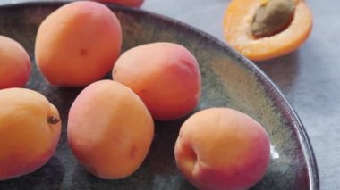 Olgun kayısılarla dolu bir tabağın görüntüsü