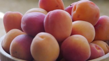 Olgun kayısılarla dolu bir tabağın görüntüsü