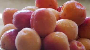 Olgun kayısılarla dolu bir tabağın görüntüsü