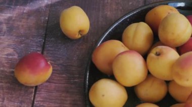 Olgun kayısılarla dolu bir tabağın görüntüsü