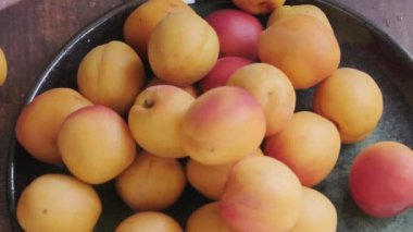 Olgun kayısılarla dolu bir tabağın görüntüsü