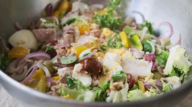 Taze yumurta, patates, ton balığı, zeytin, peynir ve bitki salatası.