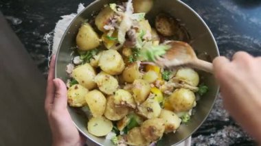 Taze yumurta, patates, ton balığı, zeytin, peynir ve bitki salatası.