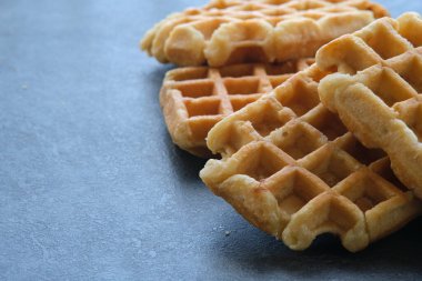Belçika wafflelarını koyu bir arkaplanda kapat