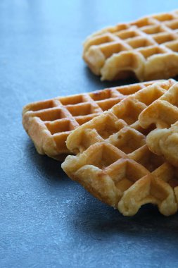 Belçika wafflelarını koyu bir arkaplanda kapat