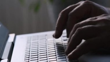 tipik bir dizüstü bilgisayar klavye üzerinde eller