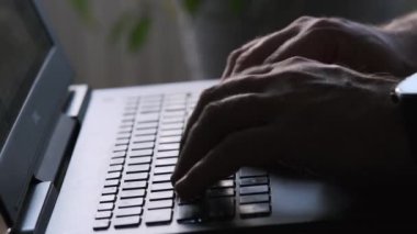 tipik bir dizüstü bilgisayar klavye üzerinde eller