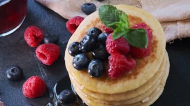 Üstteki ahududu ve nane yapraklı krep yığını.