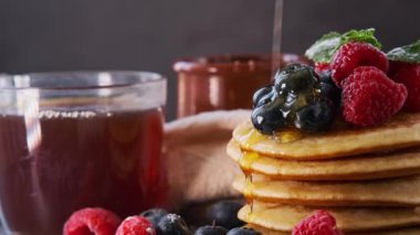 Lezzetli Krep Yığını Taze Böğürtlenler ve Ballı Çiselemeweather forecast