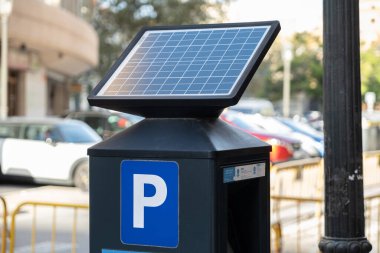 Güneş paneli kentsel parkmetreye mobil ödeme seçeneğiyle güç veriyor. Yeşil enerjinin modern çözümü