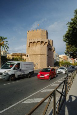 Şehirdeki taş ortaçağ kuleleri korunmuş.