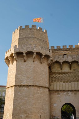 Şehirdeki taş ortaçağ kuleleri korunmuş.