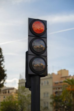 Caddedeki kırmızı ışığı durdur.