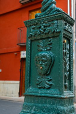 Şehirde küçük bir pınar var,