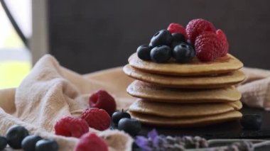 Üstteki ahududu ve nane yapraklı krep yığını.