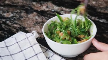 Wakame ve somonlu sağlıklı diyet salatası