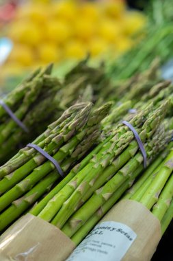 Markette taze yeşil kuşkonmaz