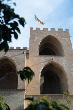 Valensiya 'nın tarihi bölgesinde Torres de Serrano antik kale kulesi.