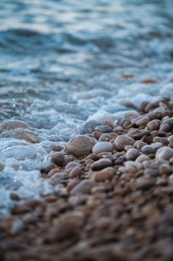 Kayalıklarda yuvarlanan deniz dalgalarına yakın çekim