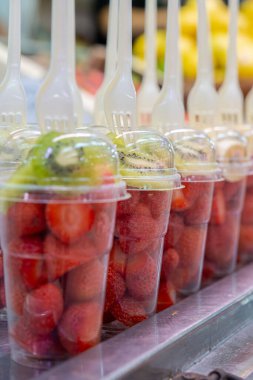 Bir bardak taze meyve, beslenme vitamini tazeleyen bir atıştırmalıktır.