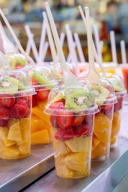 Bir bardak taze meyve, beslenme vitamini tazeleyen bir atıştırmalıktır.