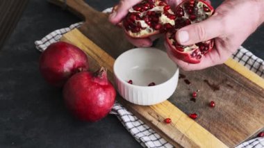 Eller olgun, sulu narları soyarlar, tohumlar görünür.