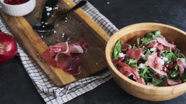 Taze roka salatası, nar, jamon peyniri.