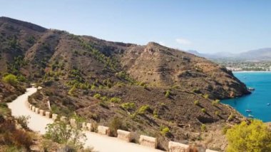 Dağlardan, denizin güzel manzarasına ve düşüşlerine bak.