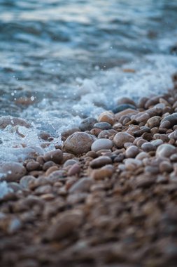 Kayalıklarda yuvarlanan deniz dalgalarına yakın çekim