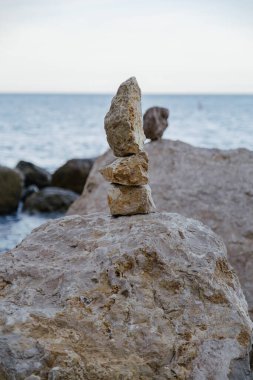 Sahilde insan yapımı taşlardan piramitler var.