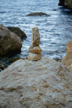 Sahilde insan yapımı taşlardan piramitler var.