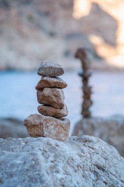 Sahilde insan yapımı taşlardan piramitler var.