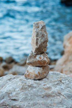 Sahilde insan yapımı taşlardan piramitler var.