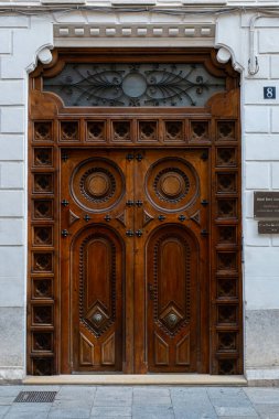 Valencia İspanya 'nın tarihi bölgesinde antik oyulmuş ön kapı.