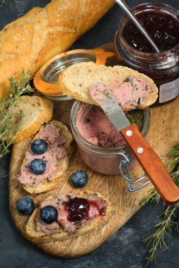 Kahvaltıda yaban mersini ezmeli baget ve reçelli sandviç.