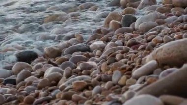 Çakıl taşları üzerinde dalgalanan deniz dalgaları