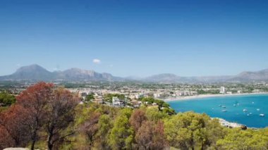 Dağlar arasındaki doğal deniz koyunun manzarası. Yatlar demirli.