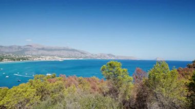 Dağlar arasındaki doğal deniz koyunun manzarası. Yatlar demirli.
