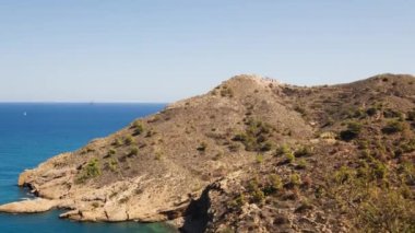 Dağlar arasındaki doğal deniz koyunun manzarası. Yatlar demirli.