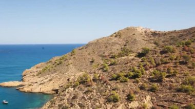 Dağlar arasındaki doğal deniz koyunun manzarası. Yatlar demirli.