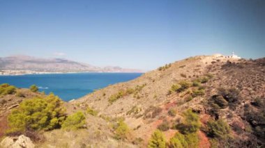 Dağlar arasındaki doğal deniz koyunun manzarası. Yatlar demirli.