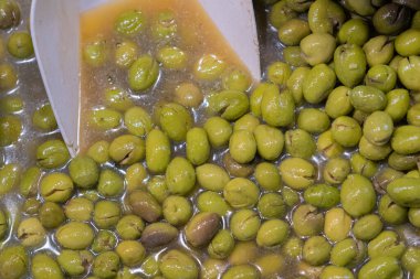 Şehir pazarında, çeşitli tuzlanmış zeytin turşusu