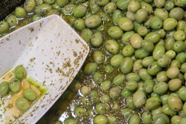 Şehir pazarında, çeşitli tuzlanmış zeytin turşusu