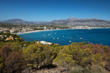 Dağlar arasındaki doğal deniz koyunun manzarası. Yatlar demirli.