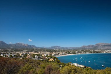 Dağlar arasındaki doğal deniz koyunun manzarası. Yatlar demirli.