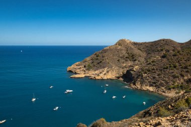 Dağlar arasındaki doğal deniz koyunun manzarası. Yatlar demirli.