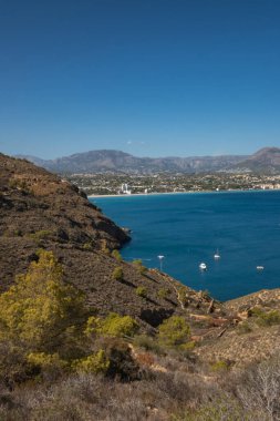 Dağlar arasındaki doğal deniz koyunun manzarası. Yatlar demirli.