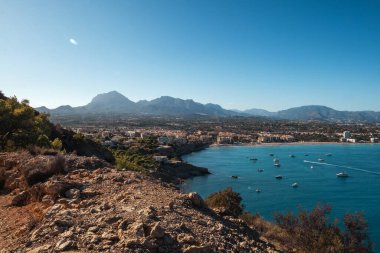 Dağlar arasındaki doğal deniz koyunun manzarası. Yatlar demirli.