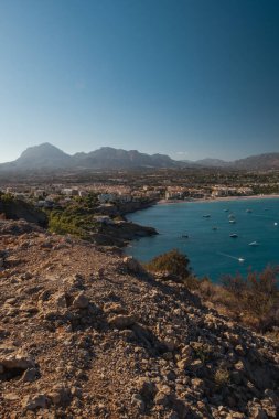 Dağlar arasındaki doğal deniz koyunun manzarası. Yatlar demirli.